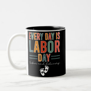 Varje dag är det arbete och leverans på T-Shirt-ar Två-Tonad Mugg