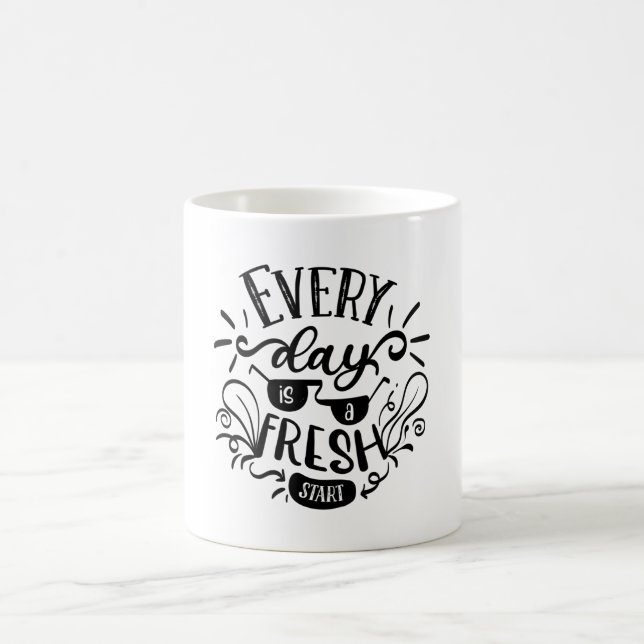 Varje dag är en ny inledning av ett motiverat brev kaffemugg (Center)