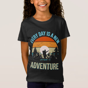Varje dag är ett nytt Äventyr-rekreationssolnedgån T Shirt