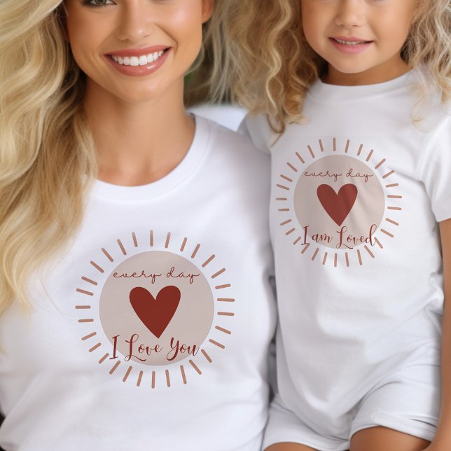 Varje dag är jag älskad Boho Heart Sol matchande T Shirt (Mommy and Me tees with boho radiating love design .. mom and kid shirts sold separately)