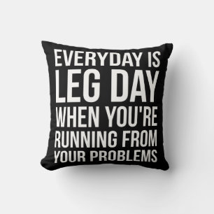 Varje dag är Leg Day - den roliga Noveltyn Square Kudde