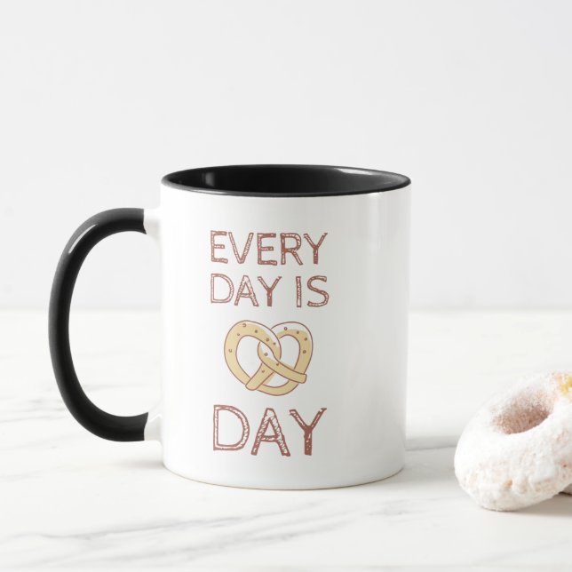 Varje dag är Pretzel Day Mugg (Med munk)