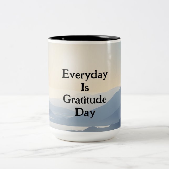 Varje dag i bergsflodens scen i Stil, vattenfärg,  Två-Tonad Mugg (Center)