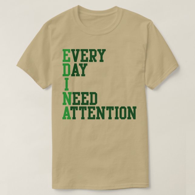 Varje dag jag behöver uppmärksamhet t shirt (Design framsida)