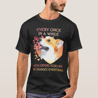 Varje Gång på en Hund går in i Pembroke Welsh T Shirt