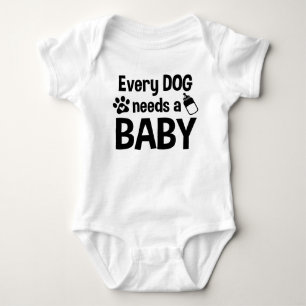 Varje hund behöver en rolig baby t shirt
