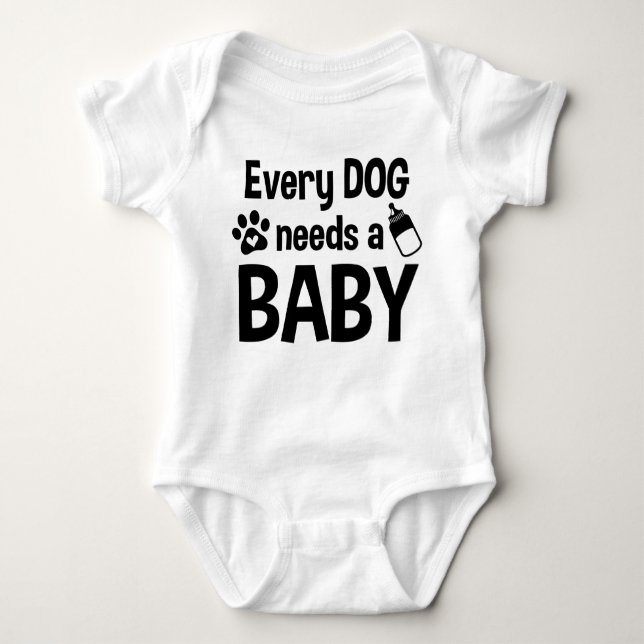 Varje hund behöver en rolig baby t shirt (Framsida)