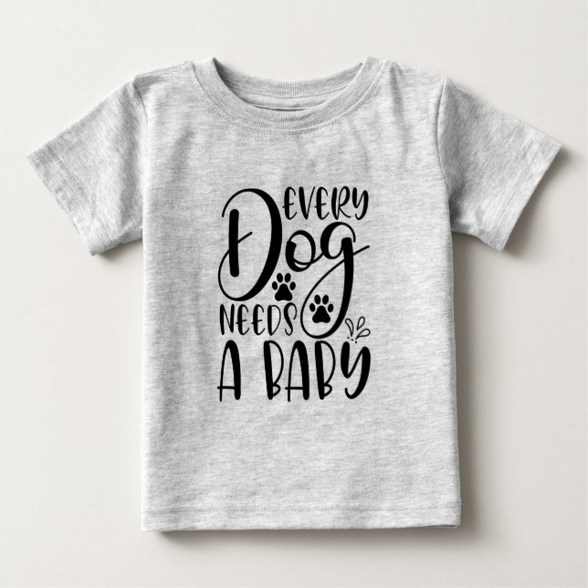 Varje Hund behöver ett meddelande om Graviden Baby T Shirt (Framsida)