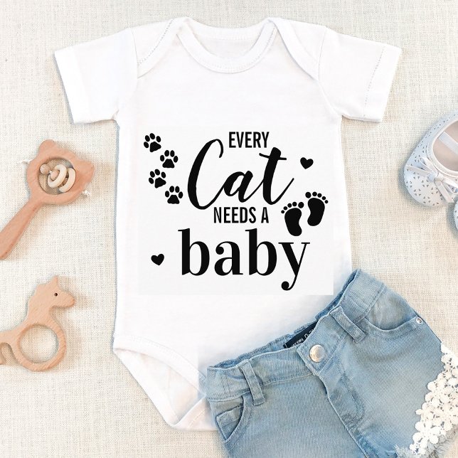 Varje katt behöver ett meddelande om Graviden Baby T Shirt (Skapare uppladdad)