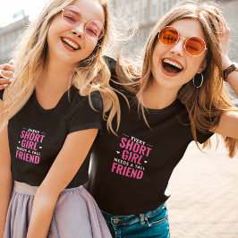 Varje Kort-flicka behöver en Tall Friend T Shirt