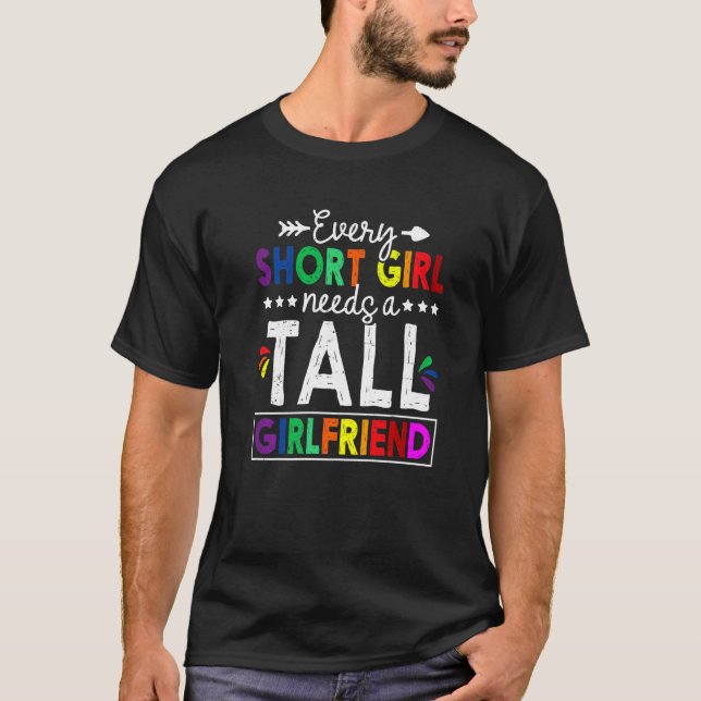 Varje Kort Girl behöver en Lesbisk av Tall Girlkom T Shirt (Framsida)