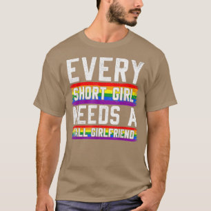 Varje Kort Girl behöver en Lesbisk G T Shirt