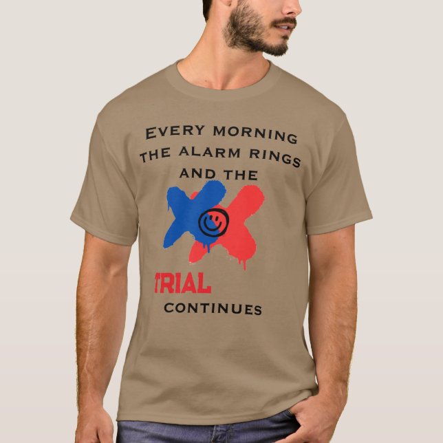 Varje morgon ringer larmklockan och rättegången fo t shirt (Framsida)