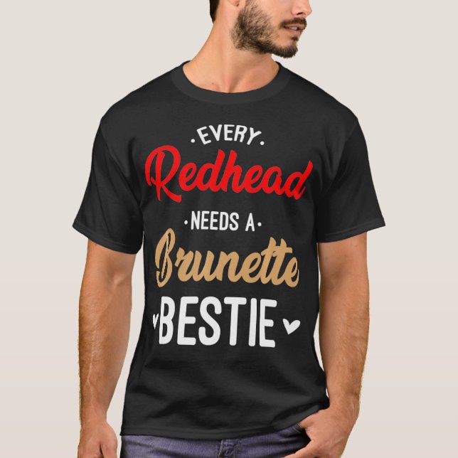 Varje Rödhårig behöver en Brunette Bestie-gåva bäs T Shirt (Framsida)