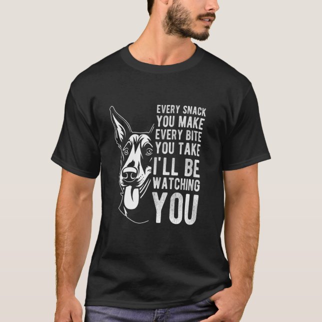 VARJE SNACK DU GÖR ALLA BITOR DU TAR Dobermann T Shirt (Framsida)