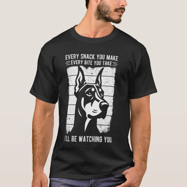 VARJE SNACK DU GÖR ALLA BITOR DU TAR Dobermann T Shirt (Framsida)