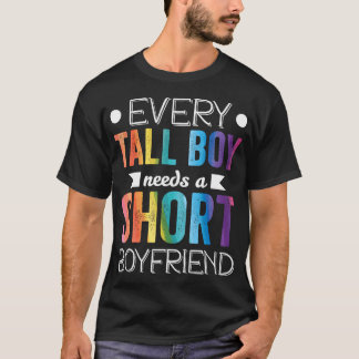 Varje Tall Boy behöver Kort Boykompis Lgbt Valenti T Shirt