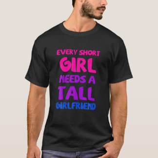 Varje Tall Girl behöver en Kort Girlkompis Lesbisk T Shirt