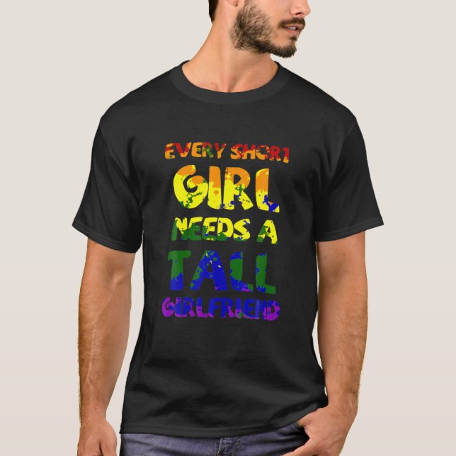 Varje Tall Girl behöver en Kort Girlkompis Lesbisk T Shirt (Framsida)
