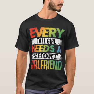 Varje Tall Girl behöver Kort Girlkompis Lgbt Valen T Shirt