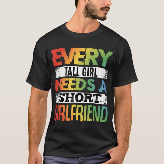 Varje Tall Girl behöver Kort Girlkompis Lgbt Valen T Shirt (Framsida)