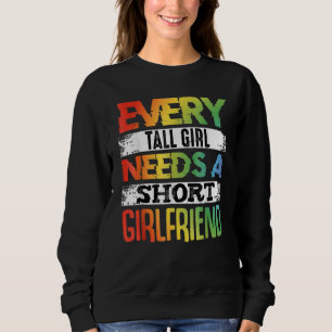 Varje Tall Girl behöver Kort Girlkompis Valentines T Shirt