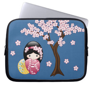 VårKokeshi docka - gullig japansk Geisha på blå Laptop Sleeve