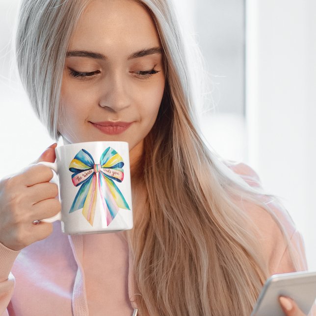 Världen behöver dig vid Mugg (Empower or encourage someone special with this colorful, "The world needs you" bow mug! )