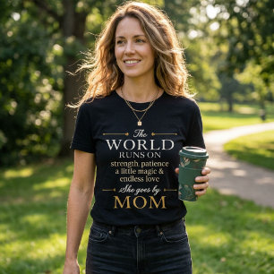 Världen Går På Kärlek Hon Går Under Namnet Mamma T Shirt