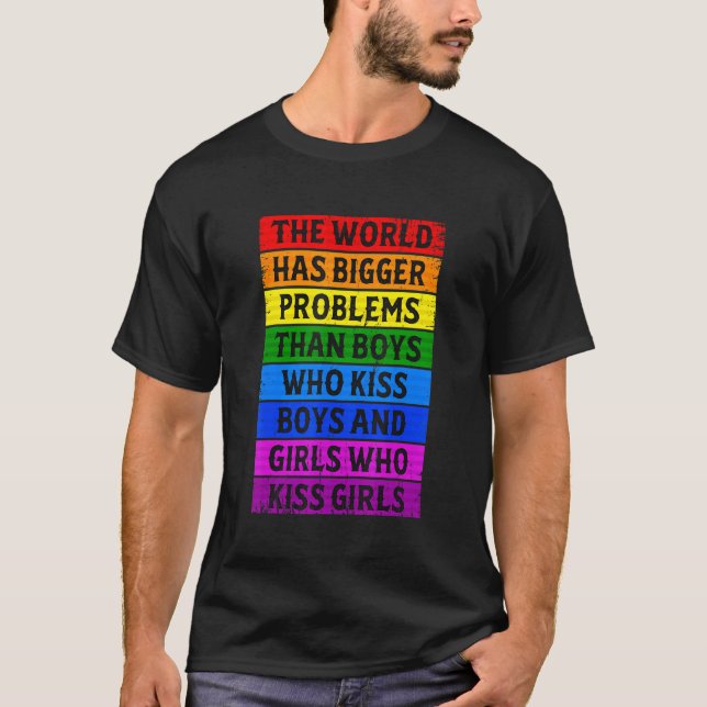 Världen har större problem än homosexuella. t shirt (Framsida)
