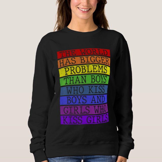 Världen har större problem med regnbåge i månaden  t shirt (Framsida)