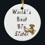 Världens bästa filmstift julgransprydnad keramik<br><div class="desc">World's Best Big Sister keepébox,  plattor,  prydnadsföremål,  anteckningsböcker,  dekorativ kudde,  klistermärken,  musslor och mer med en nalle med en stor gult penna och en ritad stil-text som lyder "World's Best Big Sister!". Du kan anpassa det ytterligare genom att lägga till ett namn på plats!</div>