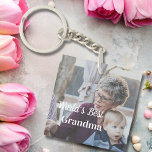Världens bästa, lilla, personliga, farmor-kedja<br><div class="desc">Vi presenterar världens bästa "Grandma personlig keychain". Den här enkla men hjärtliga utformningen gör att du kan anpassa den med ett omhuldat foto av mormor. Med sin vackert tryckta utformning på båda sidor är den här nyckelkedjan en viktig perfekt som bär kärlek var du än är. Du kan lägga till...</div>
