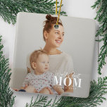 Världens bästa Mamma sedan 20XX Modern Photo Julgransprydnad Keramik<br><div class="desc">Den här enkla och moderna designen består av sans serif och lekfull kursiv typografi och lägger till ett foto av anpassningsbarna.</div>