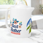 Världens bästa Mor | MORS DAG<br><div class="desc">Skruva på ditt favoritte med en smula elegans och sentimentalitet med den här fantastiska tekannan "Bästa mor i världen", försedd med en vacker blå vattenfärgsdesign. Den pulserande blåa blommor och grönt löven går mot den vita porslinsbakgrunden och skapar den en snyggt och öga som ett tillägg till ditt köksprogram. Den...</div>