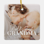 Världens bästa mormor sedan 20XX-foto med enkel Ch Julgransprydnad Keramik<br><div class="desc">Den här enkla och moderna designen består av serif och kursiv typografi och lägger till ett foto av anpassningsbarna</div>
