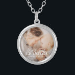 Världens bästa mormor sedan 20XX-foto med enkel Ch Silverpläterat Halsband<br><div class="desc">Den här enkla och moderna designen består av serif och kursiv typografi och lägger till ett foto av anpassningsbarna</div>