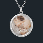 Världens bästa mormor sedan 20XX-foto med enkel Ch Silverpläterat Halsband<br><div class="desc">Den här enkla och moderna designen består av serif och kursiv typografi och lägger till ett foto av anpassningsbarna</div>