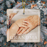 Världens bästa mormor-två foto-Helgdag Julgransprydnad Keramik<br><div class="desc">Design består av modern chic-typografi med sans serif- och serif-teckensnitt. Lägg till två bilder av mormor och anpassningsbar. Perfekt närvarande för världens bästa mormor,  mormor,  mee-maw,  lola,  nana.</div>