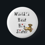 Världens bästa stora syster knapp<br><div class="desc">World's Best Big Sister T-shirts, kort, klistermärken, mugg, knappar, tote bags och mycket mer med en nalle med en stor gult blyertspenna och en linjetext från Kim stil som lyder "Världens bästa stora syster!". Du kan anpassa det ytterligare genom att lägga till ett namn på plats!</div>
