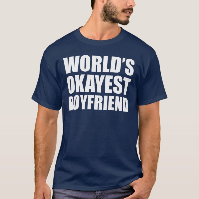 VÄRLDENS OKAYEST BOYFRIEND TEE (Framsida)