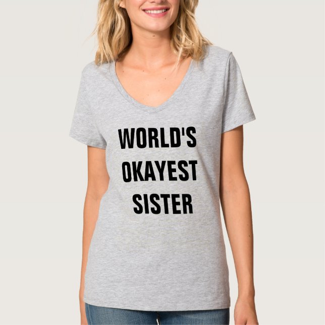 VÄRLDENS OKAYEST SISTER TEE SHIRT (Framsida)