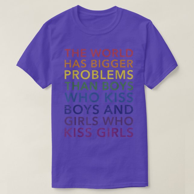 Världens större problem flickor kysser regnbåge   t shirt (Design framsida)