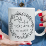världens underbarare lärare, modern minimal krans kaffemugg<br><div class="desc">Världslärarens underbarare hand plockade-utandningsplan. Quirky hand plockade-blommigtar och modern skripttext. Visa din lärare du bryr dig om i år med den här tankeväckande designen.</div>