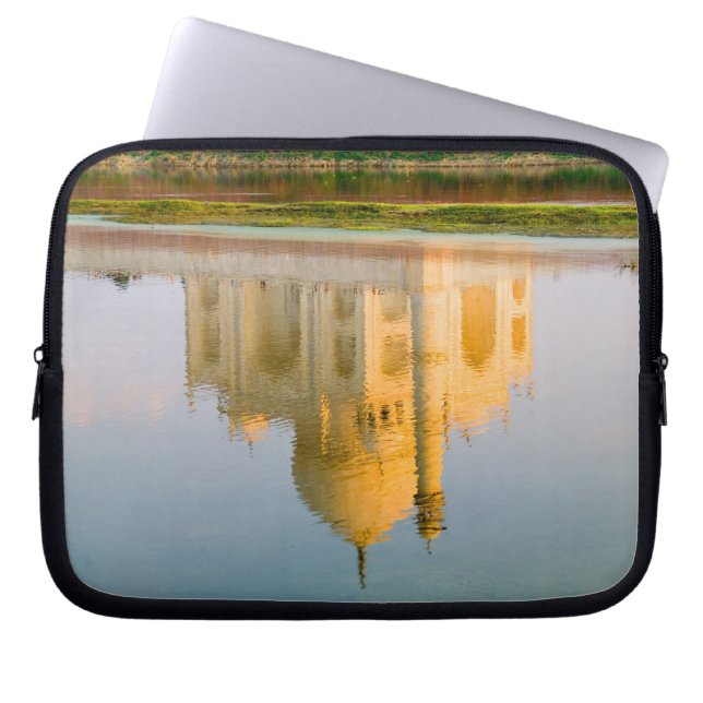 Världsberömda Taj Mahal-tempelreflektion vid Laptop Sleeve (Framsidan)
