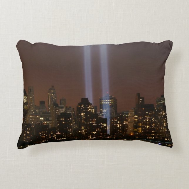 Världshandel centrerar tribute i ljust i New York. Prydnadskudde (Framsidan)