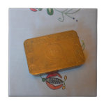 Världskrig en julklapp kakelplatta<br><div class="desc">Mycket sällsynt brass Julklapp box för brittiska trupper och samväldesstyrkor,  daterad 1914. Sällsyntet för att de flesta hade en bild av prinsessan Mary och hängdes,  till skillnad från den här. Innehåll skilde sig efter rang,  ålder och nationalitet,  men kan omfatta pipa,  tobak,  choklad,  penna och/eller andra plagg.</div>