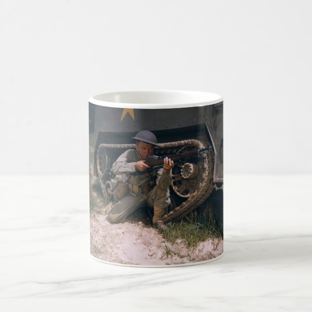 Världskrig II Soldat Kneeling med Garand Rifle Kaffemugg (Center)