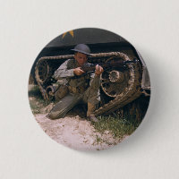 Världskrig II Soldat Kneeling med Garand Rifle