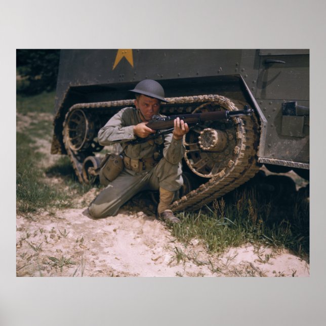 Världskrig II Soldat Kneeling med Garand Rifle Poster (Framsidan)